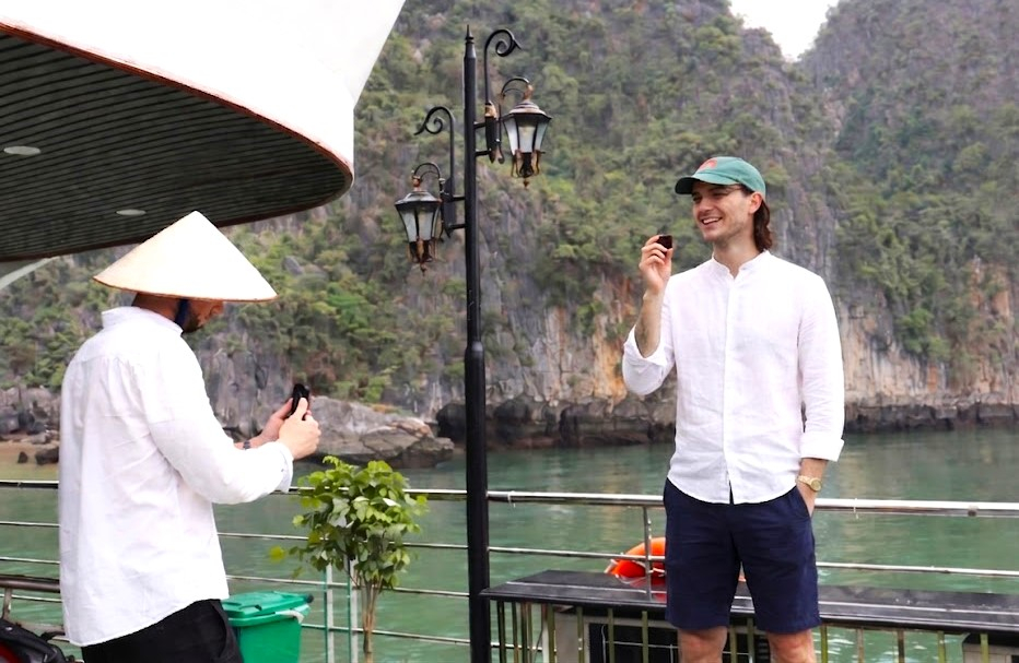 Các nhà báo ghi hình giới thiệu vẻ đẹp và trải nghiệm tại Vịnh Hạ Long.