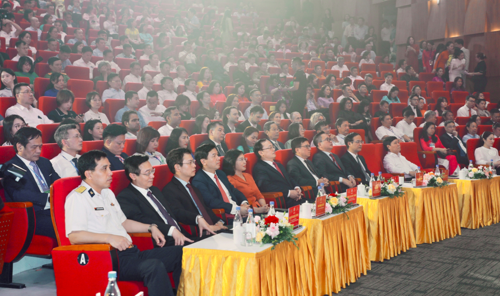 Các đại biểu tham dự lễ bế mạc.