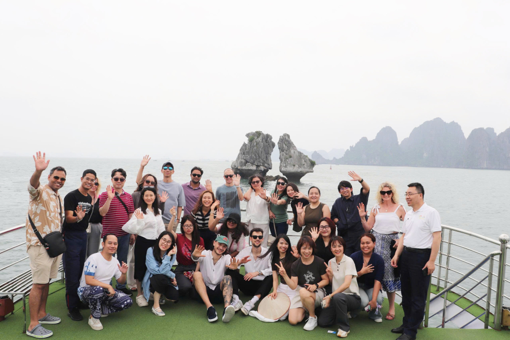 Du khách tham quan trên vịnh Hạ Long.