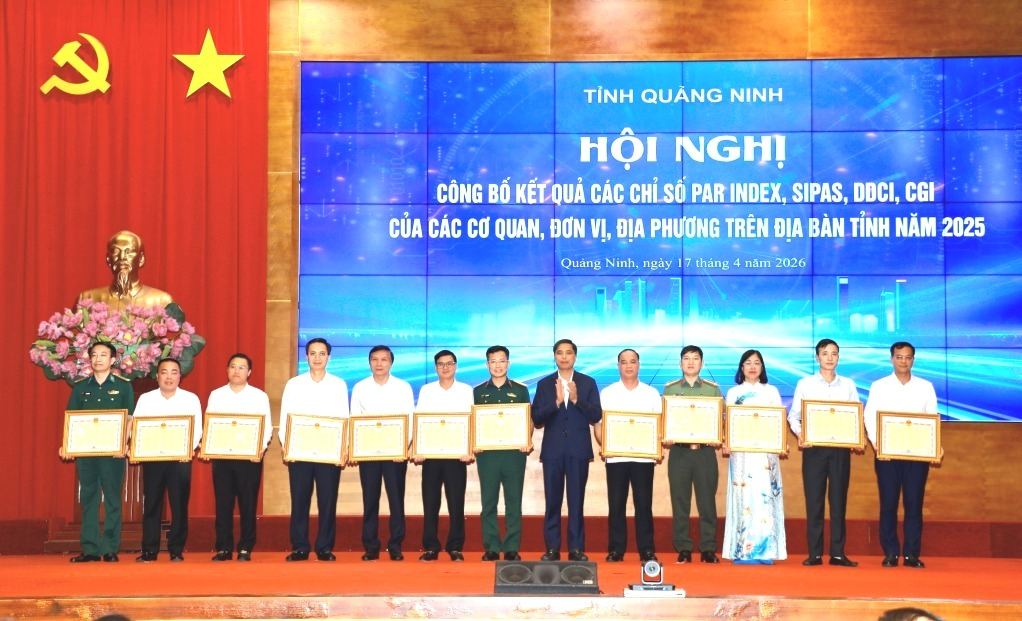 Đồng chí Vũ Văn Diện, Phó Chủ tịch Thường trực UBND tỉnh trao Bằng khen của Chủ tịch UBND tỉnh Chủ tịch UBND tỉnh tặng Bằng khen các tập thể đạt thành tích xuất sắc thực hiện các chỉ số.