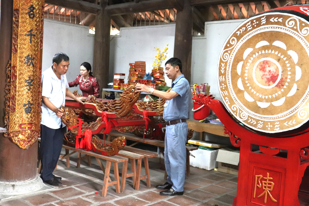 Cán bộ Ban Quản lý Di sản thế giới Vịnh Hạ Long - Yên Tử kiểm tra công tác chuẩn bị cho lễ hội. 