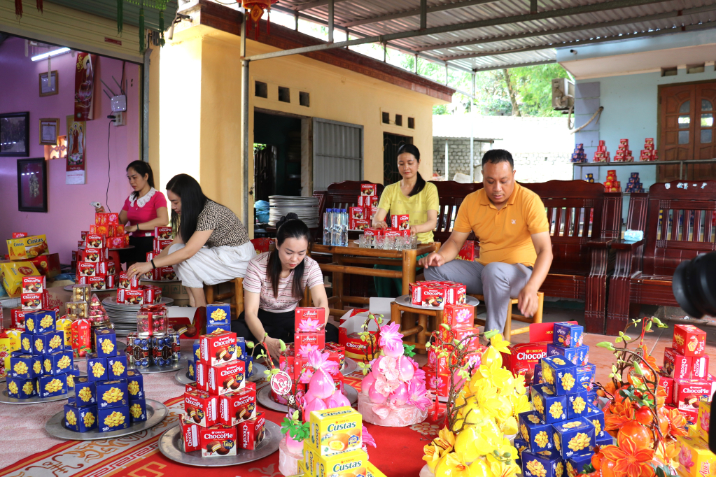 Người dân háo hức chuẩn bị lễ vật tham gia đoàn rước. 