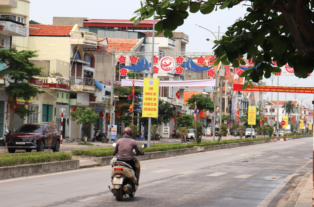 Công tác trang trí khánh tiết dọc các tuyến đường chính đã cơ bản hoàn thành.