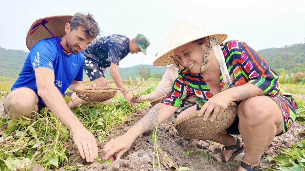 Du khách nước ngoài trải nghiệm du lịch sinh thái tại đặc khu Cô Tô. 
