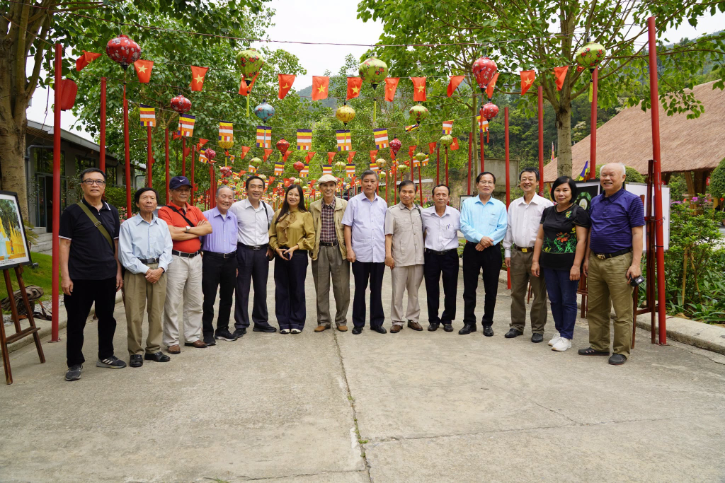 Đoàn nhà văn Hội viên Hội Nhà văn Việt Nam thực tế sáng tác tại Ngọa Vân tìm chất liệu cho tiểu thuyết.