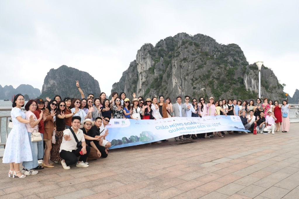 Đoàn chụp hình lưu niệm tại cầu bán nguyệt gần Vincom Hạ Long. 