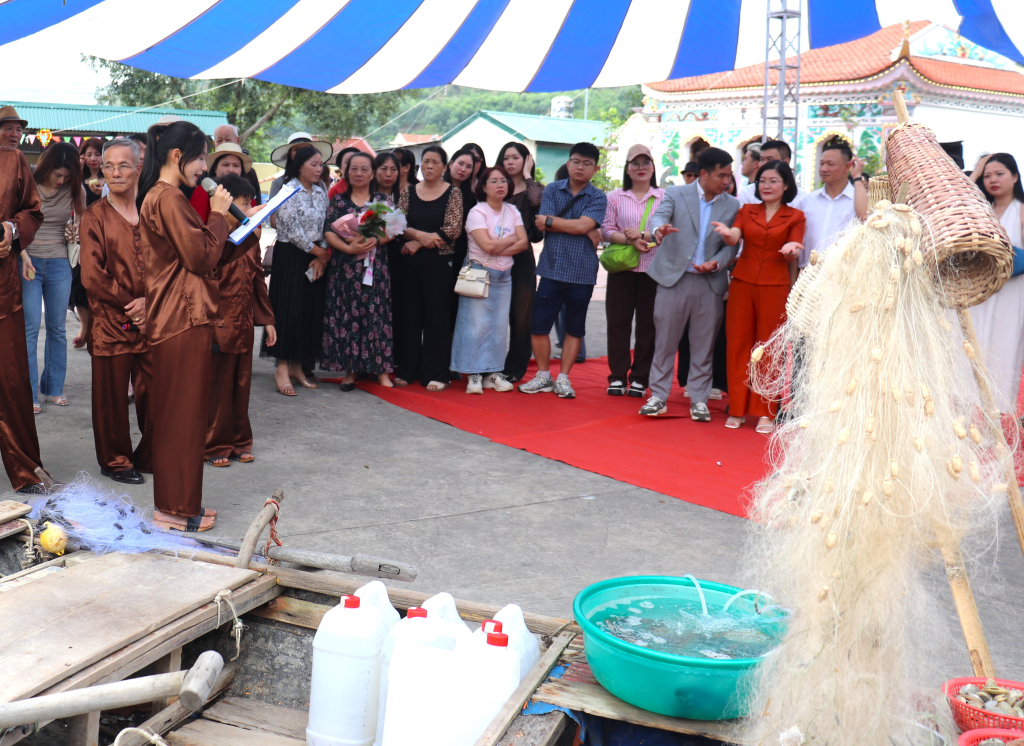 Đoàn nghe các ngư dân phường Hà Tu giới thiệu về các văn hóa vùng biển tại địa phương.