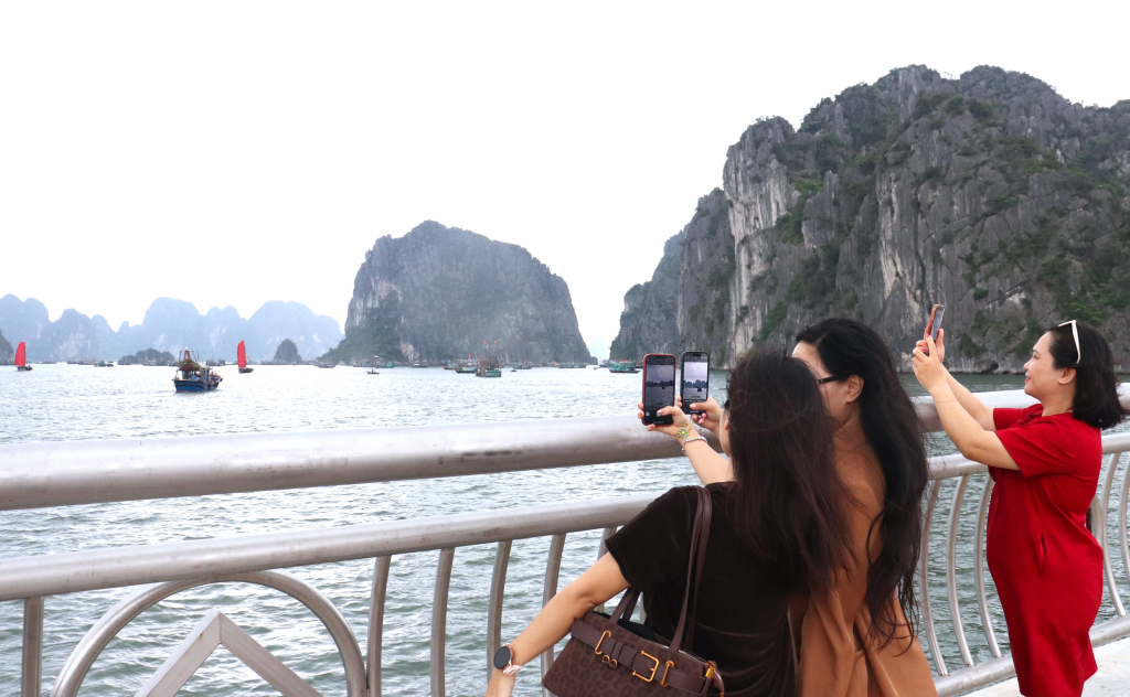 Các thành viên trong Đàon thích thú ghi lại hình ảnh thuyền ba vách trên Vịnh Hạ Long. 