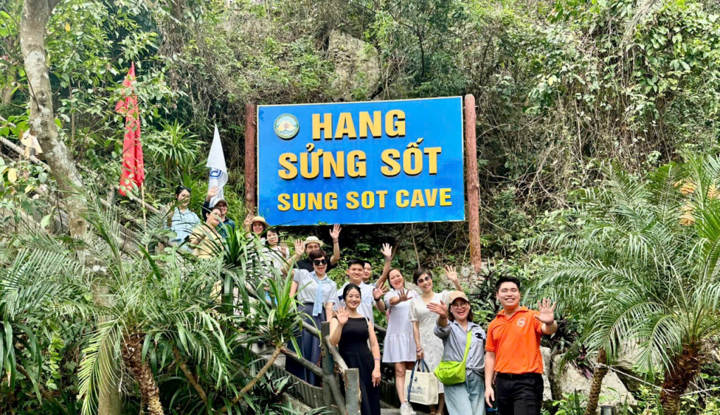 Đoàn chụp ảnh lưu niệm tại hang Sửng Sốt. 