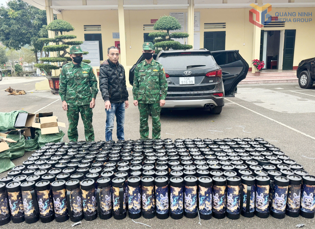 Đồn BPCK Hoành Mô chủ trì phối hợp bắt giữ vụ vận chuyển 224 bình khí cười 