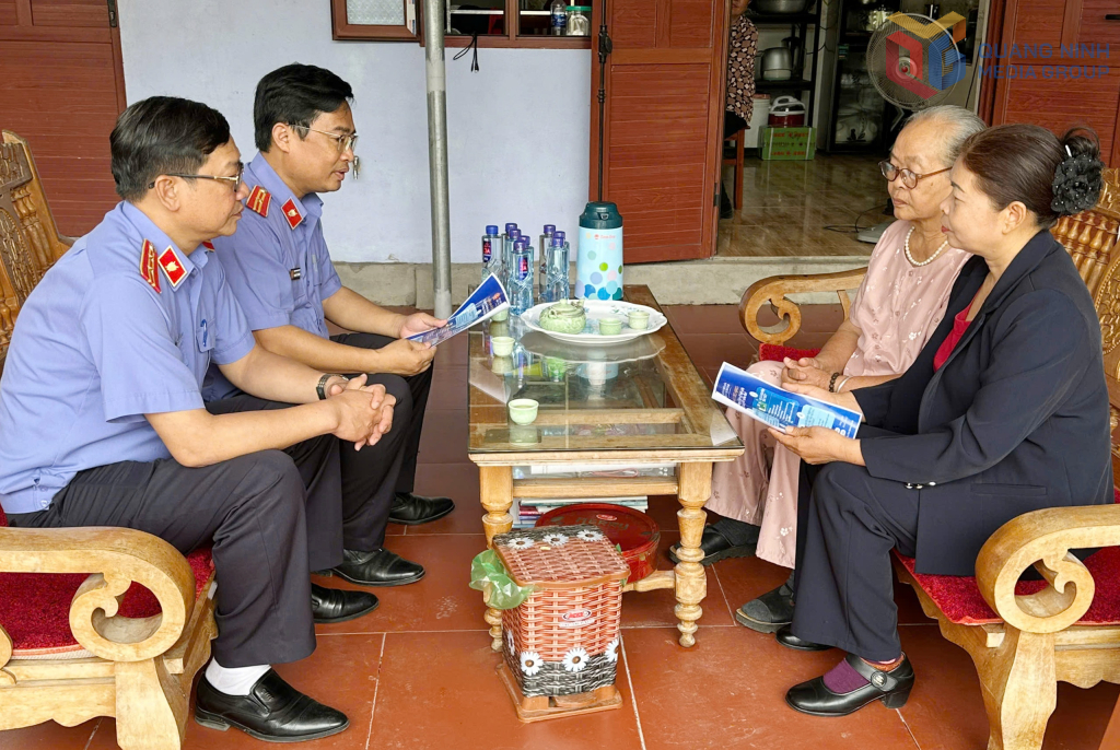 Viện KSND Khu vực 2 trao đổi thủ tuc làm giấy khai sinh với bà Nguyễn Thị Kế (phường Hà An) tháng 3/2026.