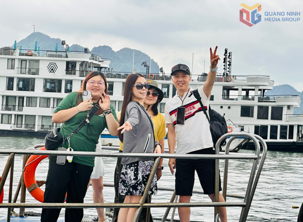 Du khách hân hoan chụp ảnh trước khi tàu rời bến đi tuyền vịnh Hạ Long-Lan Hạ.