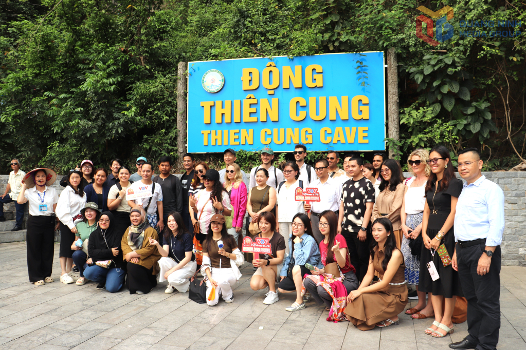 Du khách tham quan động Thiên Cung, Vịnh Hạ Long. 