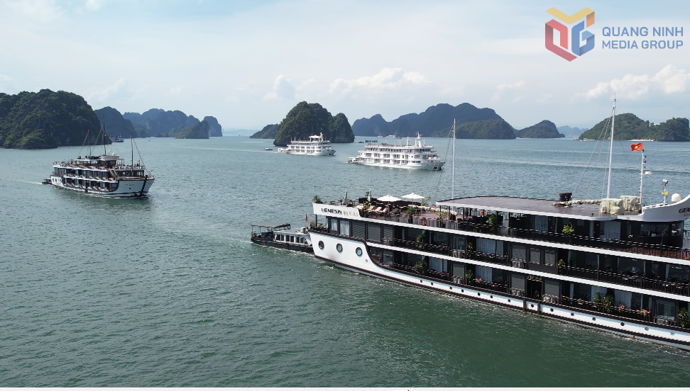 Tàu nghỉ đêm của 2 địa phương chở du khách tham quan trên vùng biển giáp ranh giữa Quảng Ninh và Hải Phòng tại khu vực đảo Lờm Bò. 