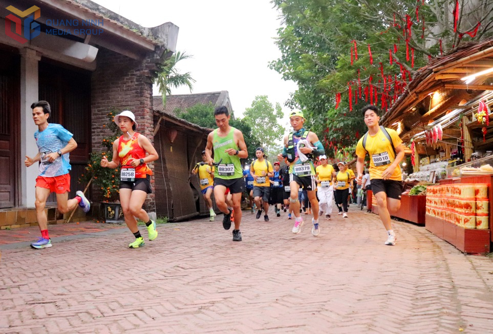 Giải leo núi Yên Tử năm 2026 với chủ đề “Chinh phục đỉnh Phù Vân” thu hút gần 1.200 VĐV tham gia. Ảnh: Tạ Quân