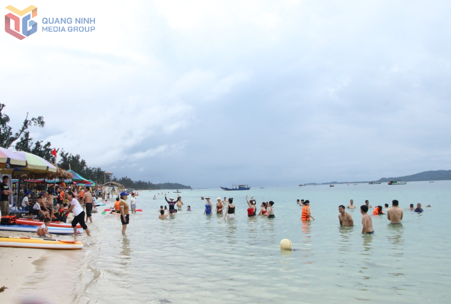 Du khách tắm biển, vui chơi tại bãi tắm Hồng Vàn trên đảo Cô Tô lớn.