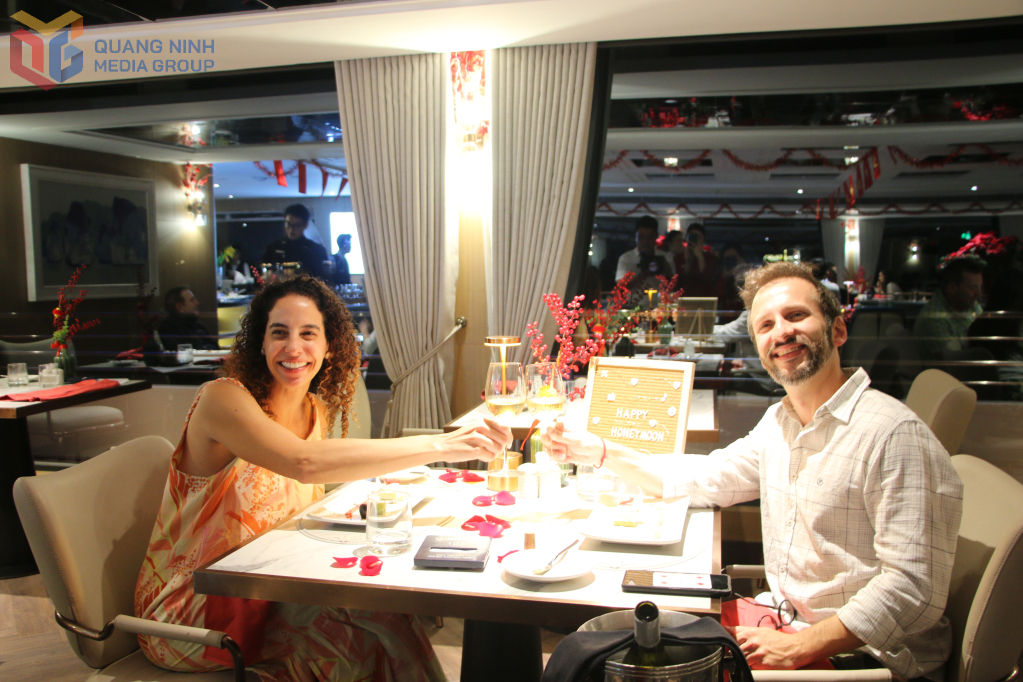 Du khách tận hưởng những giây phút lãng mạn trên du thuyền 