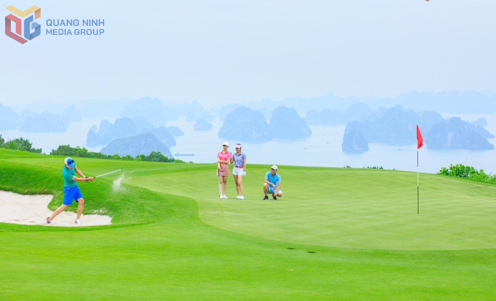 Du khách chơi golf tại sân golf FLC Hạ Long.