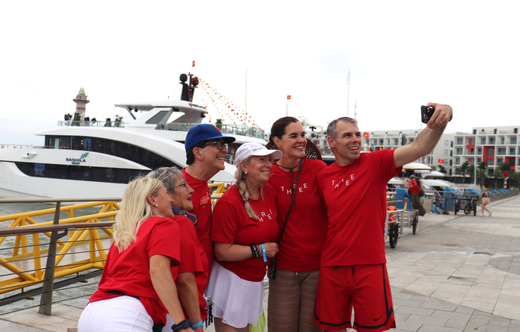 Khách quốc tế thích thú chụp hình lưu niệm tại Vịnh Hạ Long. 