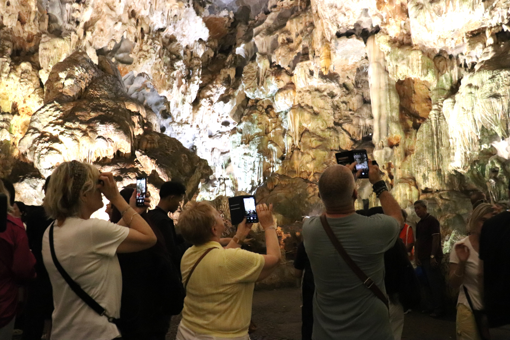 Vẻ đẹp kỳ vĩ, huyền ảo của các hang động trên Vịnh Hạ Long khiến du khách trầm trồ. 