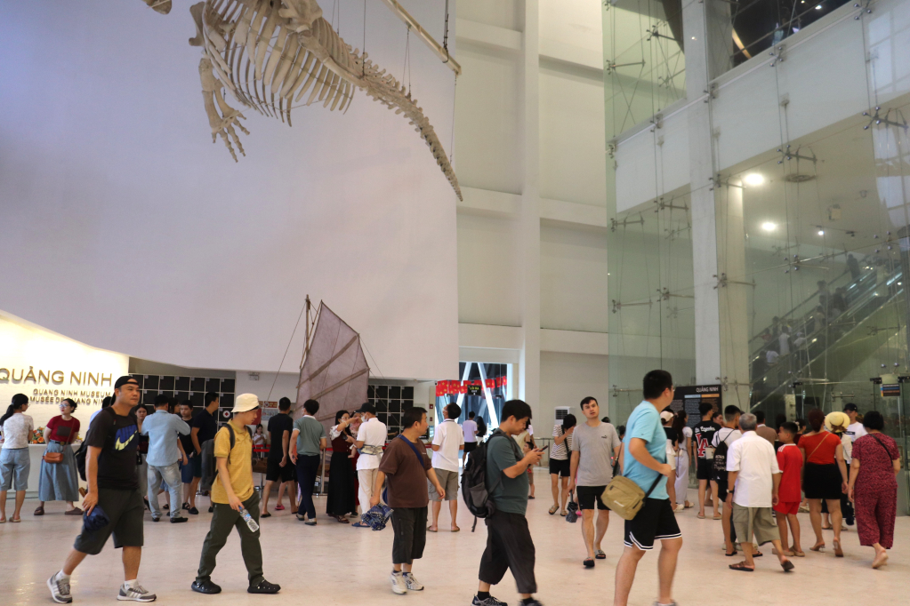 Bảo tàng Quảng Ninh là điểm đến yêu thích của du khách bởi kiến trúc độc đáo và các giá trị văn hóa, lịch sử được trưng bày hiện đại, hấp dẫn. 