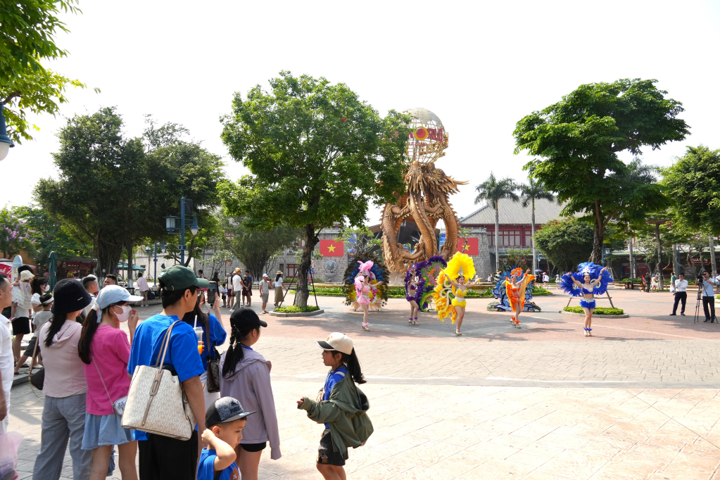 Dịp nghỉ lễ Giỗ Tổ Hùng Vương, Tổ hợp vui chơi giải trí Sun world tổ chức nhiều chương trình hoạt náo, tạo không khí sôi động, vui tươi cho du khách. 