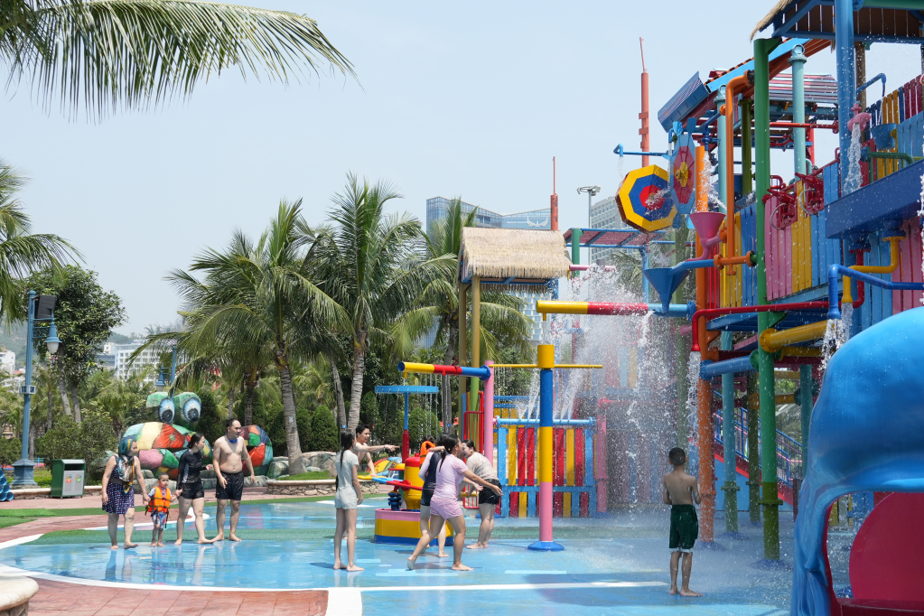 Nhiều gia đình đến vui chơi tại Công viên nước nằm trong Tổ hợp vui chơi giải trí Sun world. 