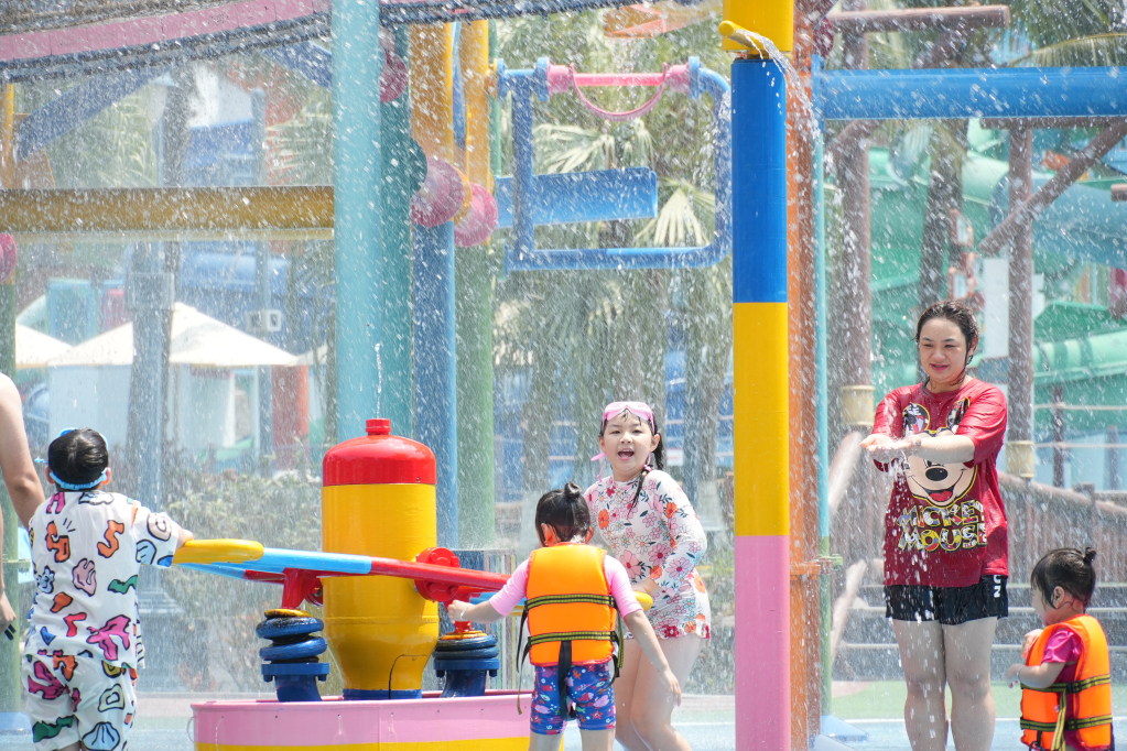 Các em nhỏ hạnh phúc tận hưởng kỳ nghỉ lễ đáng nhớ bên gia đình. 