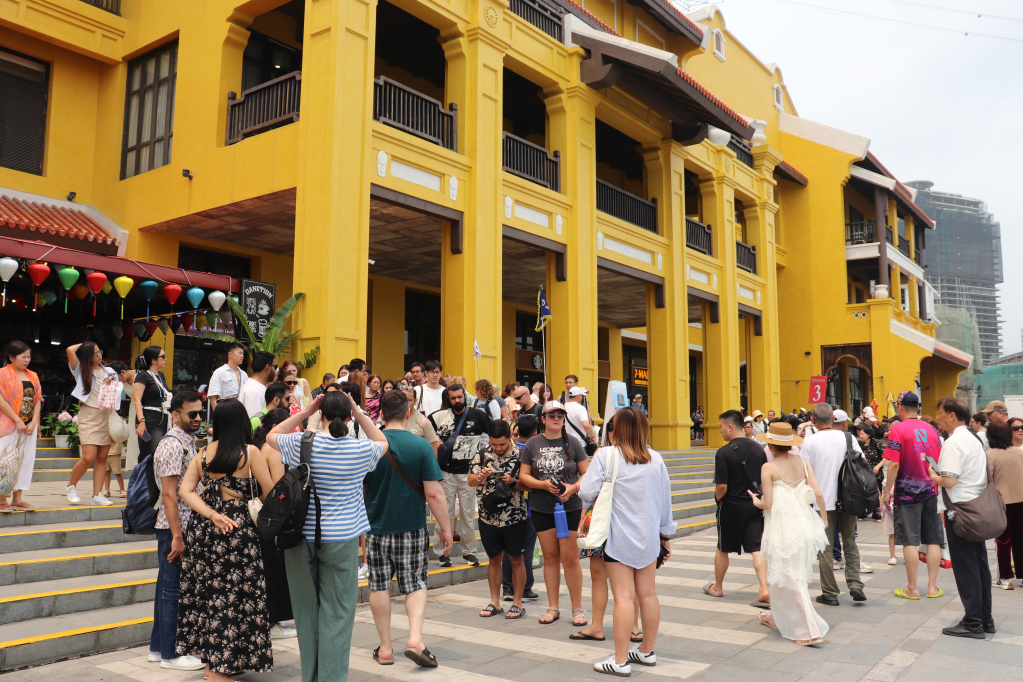 Khách du lịch tấp nập đến tham quan Vịnh Hạ Long. 