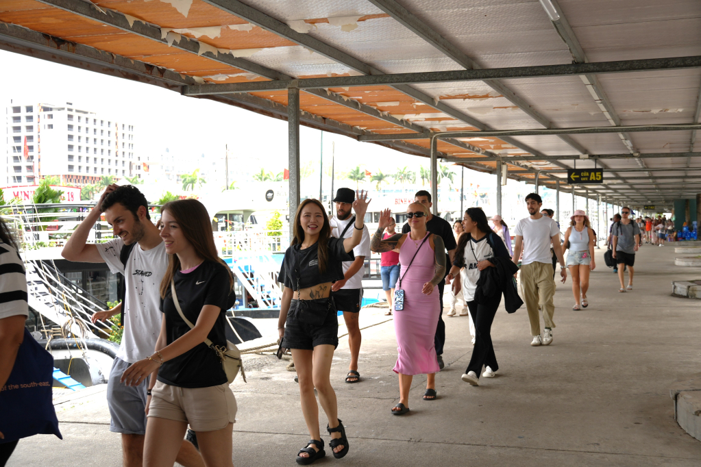 90% du khách đến Vịnh Hạ Long là người nước ngoài. 