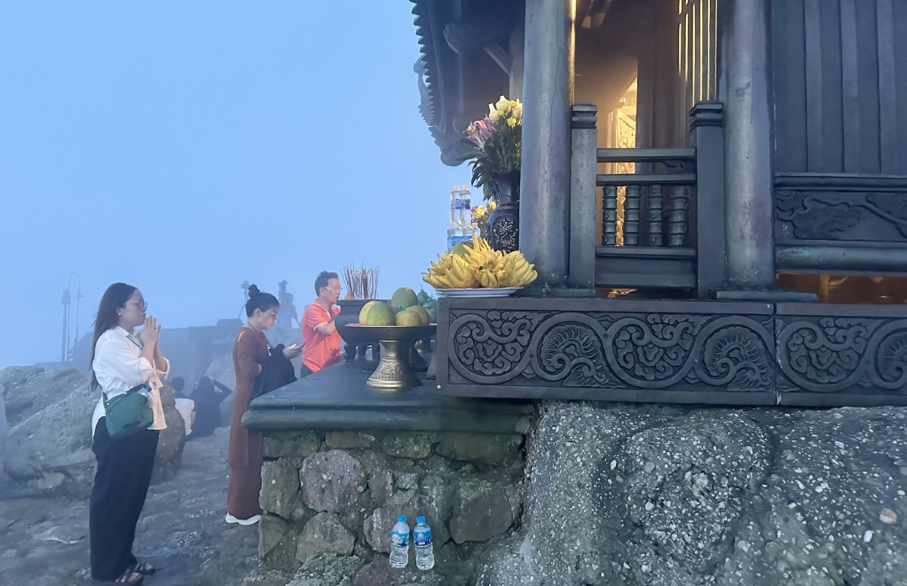 Từ sáng sớm, chùa Đồng cũng thu hút người dân và du khách. 