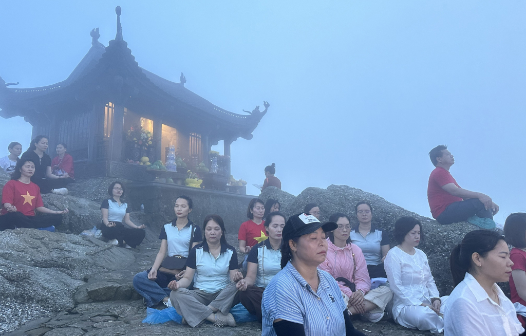 Toạ thiền trên chùa Đồng mang lại những giây phút tĩnh tâm, lắng đọng, kết nối với những triết lý của Phật giáo.