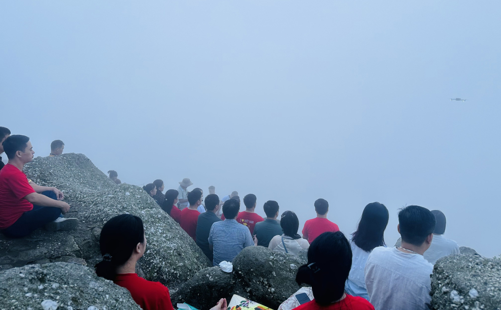...Hoặc cùng nhau chờ đón ánh bình minh. 