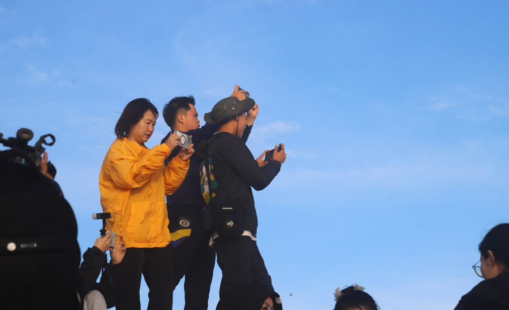 Khi những ánh bình minh bắt đầu ló rạng, các bạn trẻ thích thú chờ đón từng khoảnh khắc.