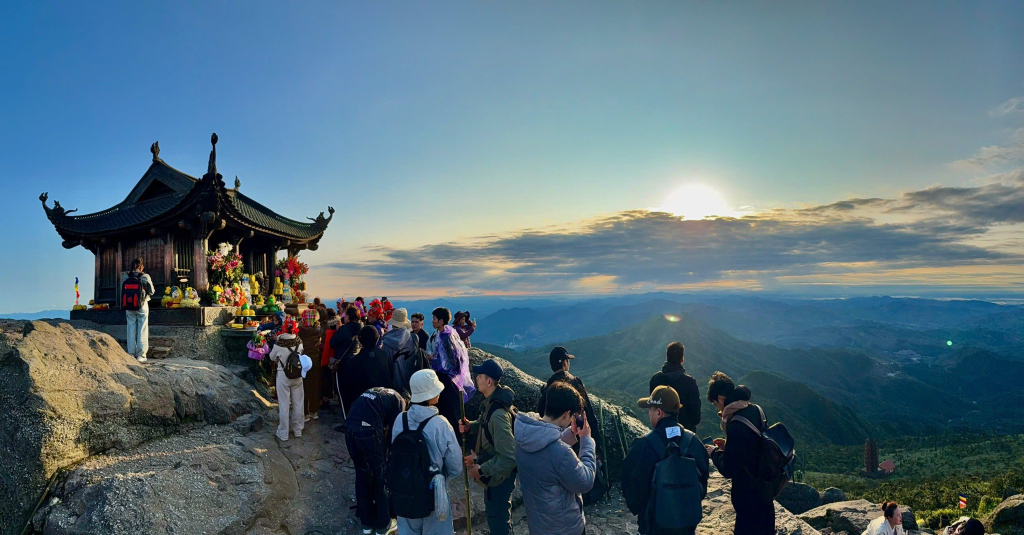 Chùa Đồng rực rỡ dưới ánh bình minh.