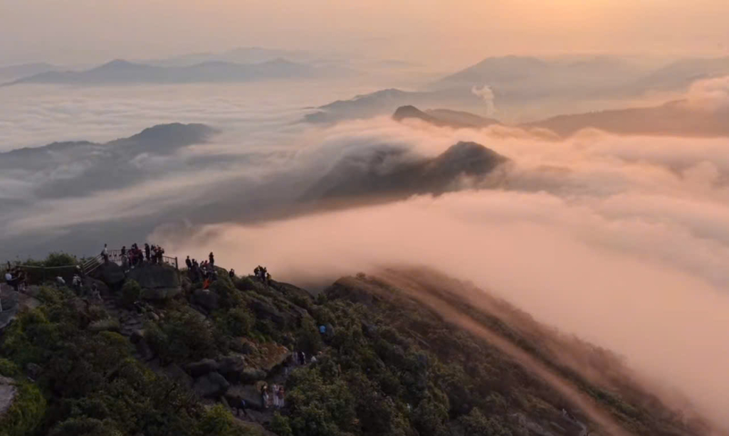  Vẻ đẹp của bình minh trên đỉnh chùa Đồng.