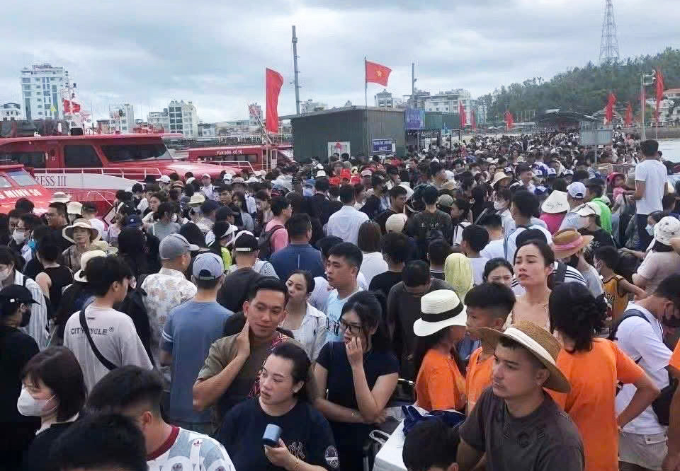 Đông đảo khách đến với Cô Tô dịp nghỉ lễ.