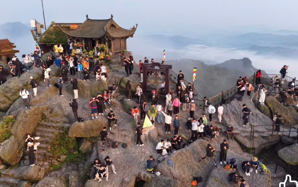 Du khách đón bình minh trên đỉnh chùa Đồng, Yên Tử. 