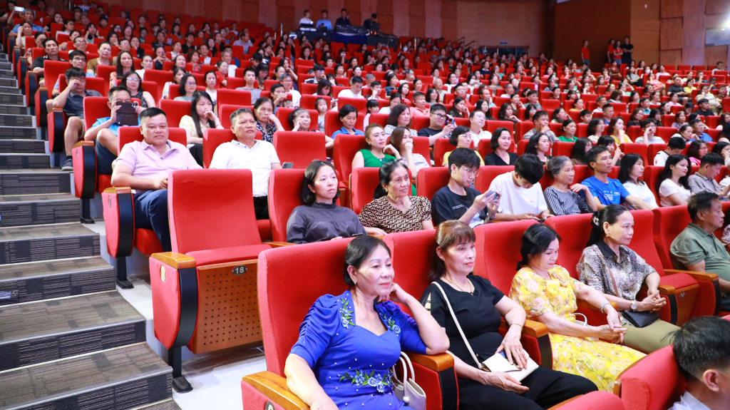 Đông đảo khán giả đến thưởng thức các bộ phim tại Tuần phim Quảng Ninh chào hè 2025 tại Cung Quy hoạch, Hội chợ và Triển lãm tỉnh.