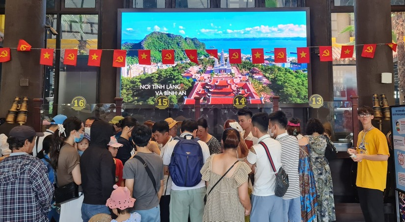 Du khách làm thủ tục checkin tại Cảng tàu khách quốc tế Hạ Long.