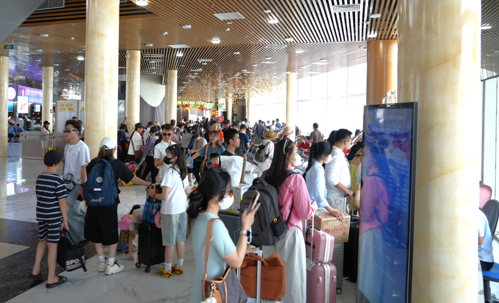 Du khách tấp nập làm thủ tục đi các tuyến đảo tại Bến cảng cao cấp Ao Tiên. 