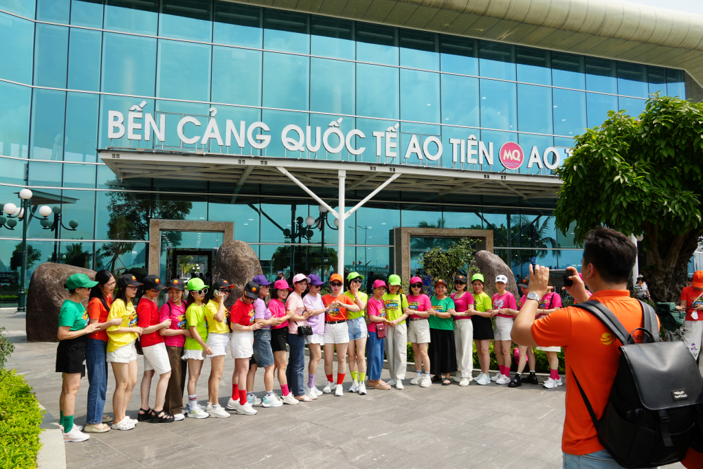 Các đoàn khách chụp hình lưu niệm tại bến cảng. 