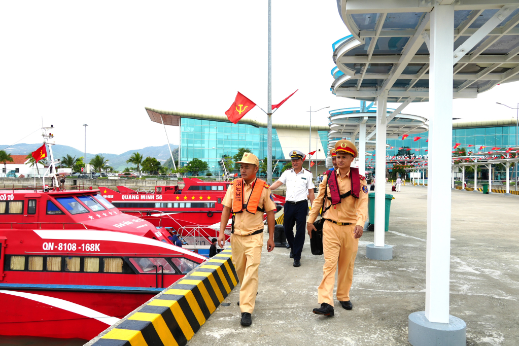 Lực lượng chức năng kiểm tra cơ sở vật chất, điều kiện an toàn của tàu trước khi xuất bến.