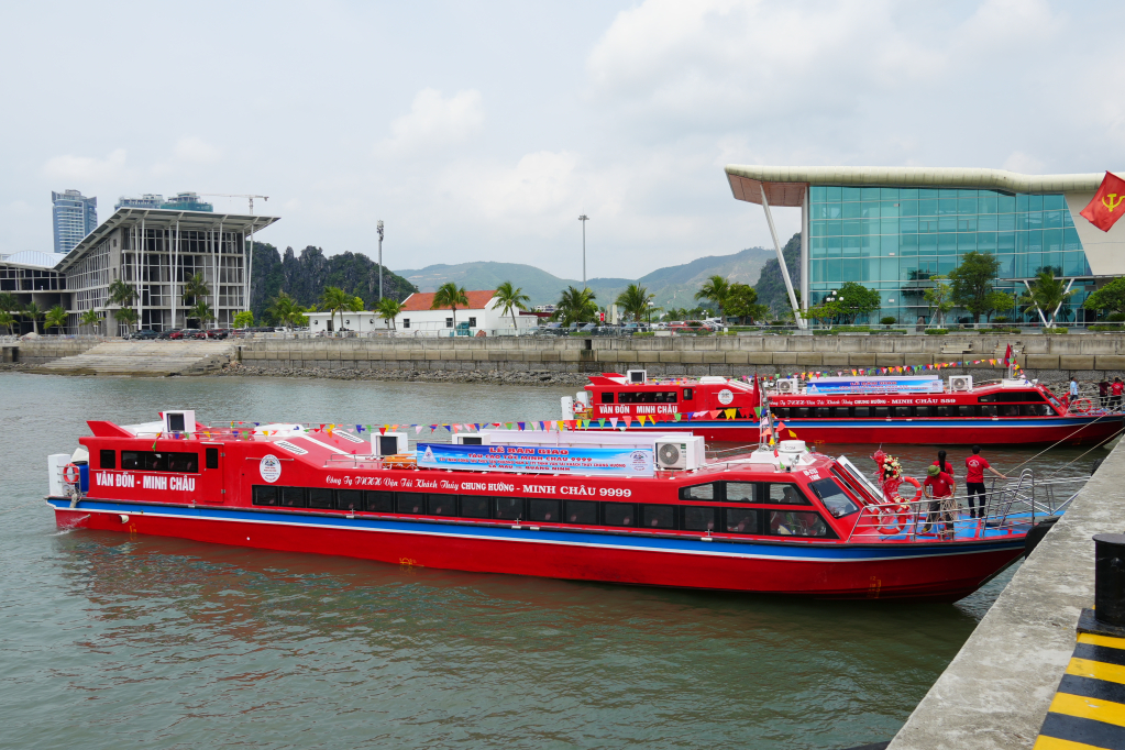 Các doanh nghiệp kinh doanh vận tải liên tục đầu tư tàu mới để đáp ứng nhu cầu di chuyển của du khách. 