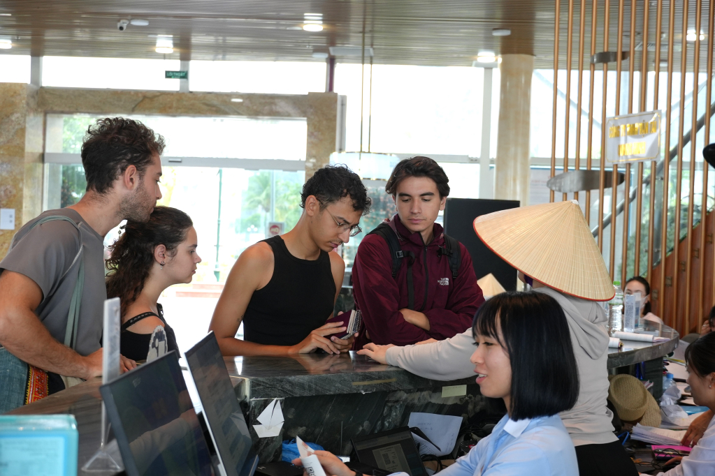 Du khách quốc tế mua vé đi tuyến đảo tại Bến cảng cao cấp Ao Tiên. 