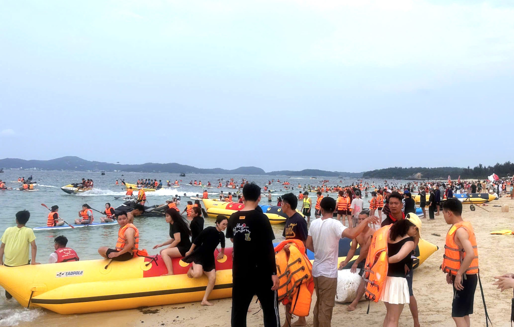 Bãi tắm Hồng Vàn (đặc khu Cô Tô) tấp nập khách tắm biển, vui chơi. 