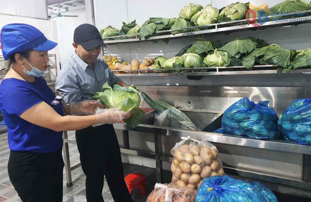 Khu vực để thực phẩm tươi trước khi chế biến của Công ty Công ty CP thương mại Trường Anh (phường Móng Cái 1), đơn vị chuyên cung ứng suất ăn tập thể.