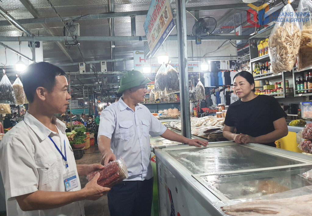 an quản lý Chợ 3 (phường Móng Cái 1) tuyên truyền, nhắc nhở hộ kinh doanh đảm bảo công tác ATTP.