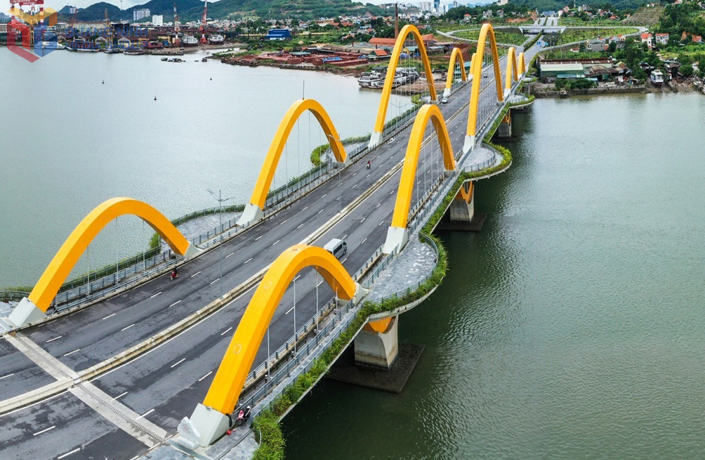 Cầu Tình Yêu nằm bên bờ vịnh Cửa Lục, kết nối trung tâm đô thị của TP Hạ Long (cũ) và Khu đô thị, công nghiệp, cao tốc thuộc huyện Hoành Bồ (cũ).