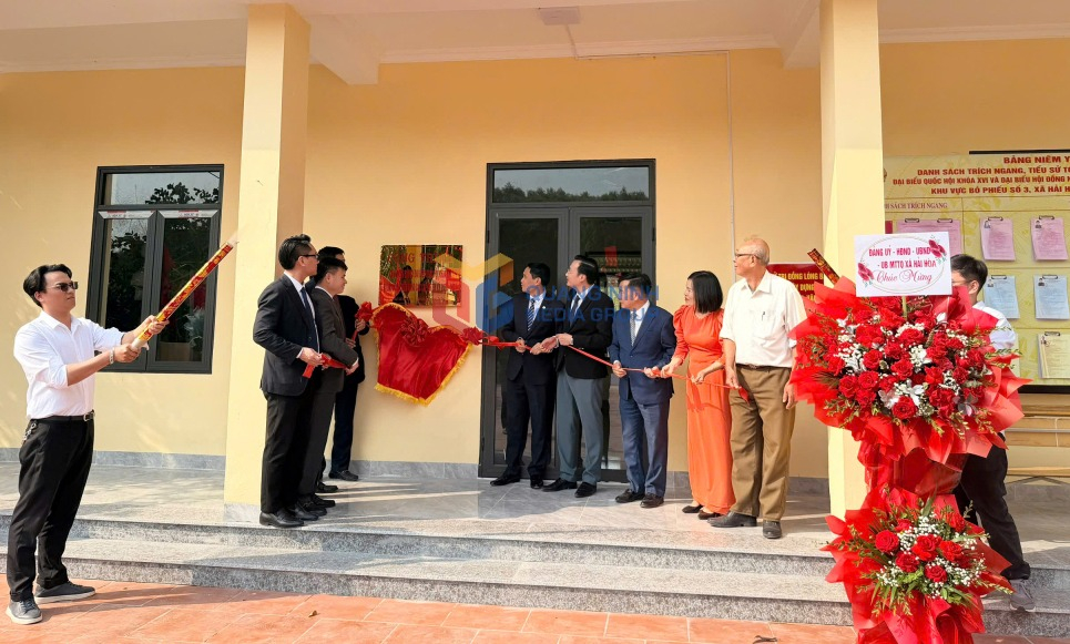 Các đại biểu gắn biển công trình nhà văn hóa, khu vui chơi thể thao thôn Hà Tranh, xã Hải Hoà.